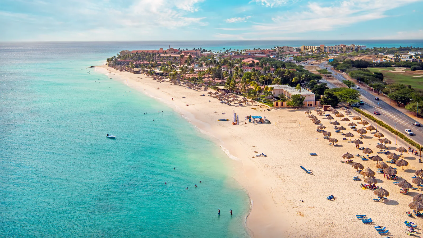 Vista aérea de Eagle Beach, su arena blanca y el mar turquesa de Aruba