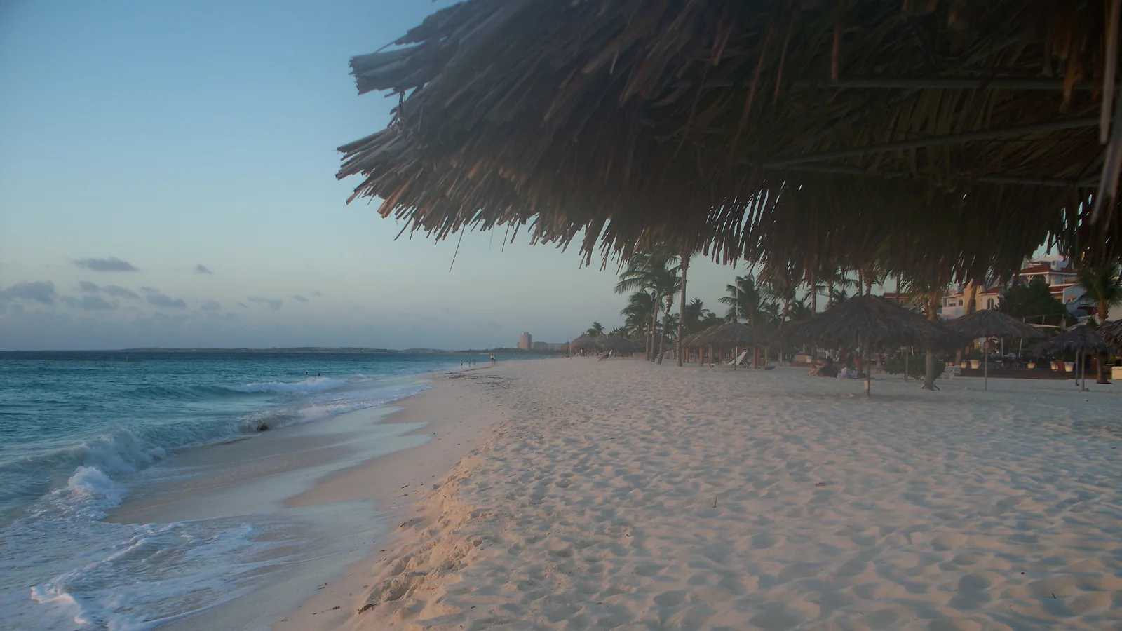 Eagle Beach en Aruba con arena blanca y mar Caribe