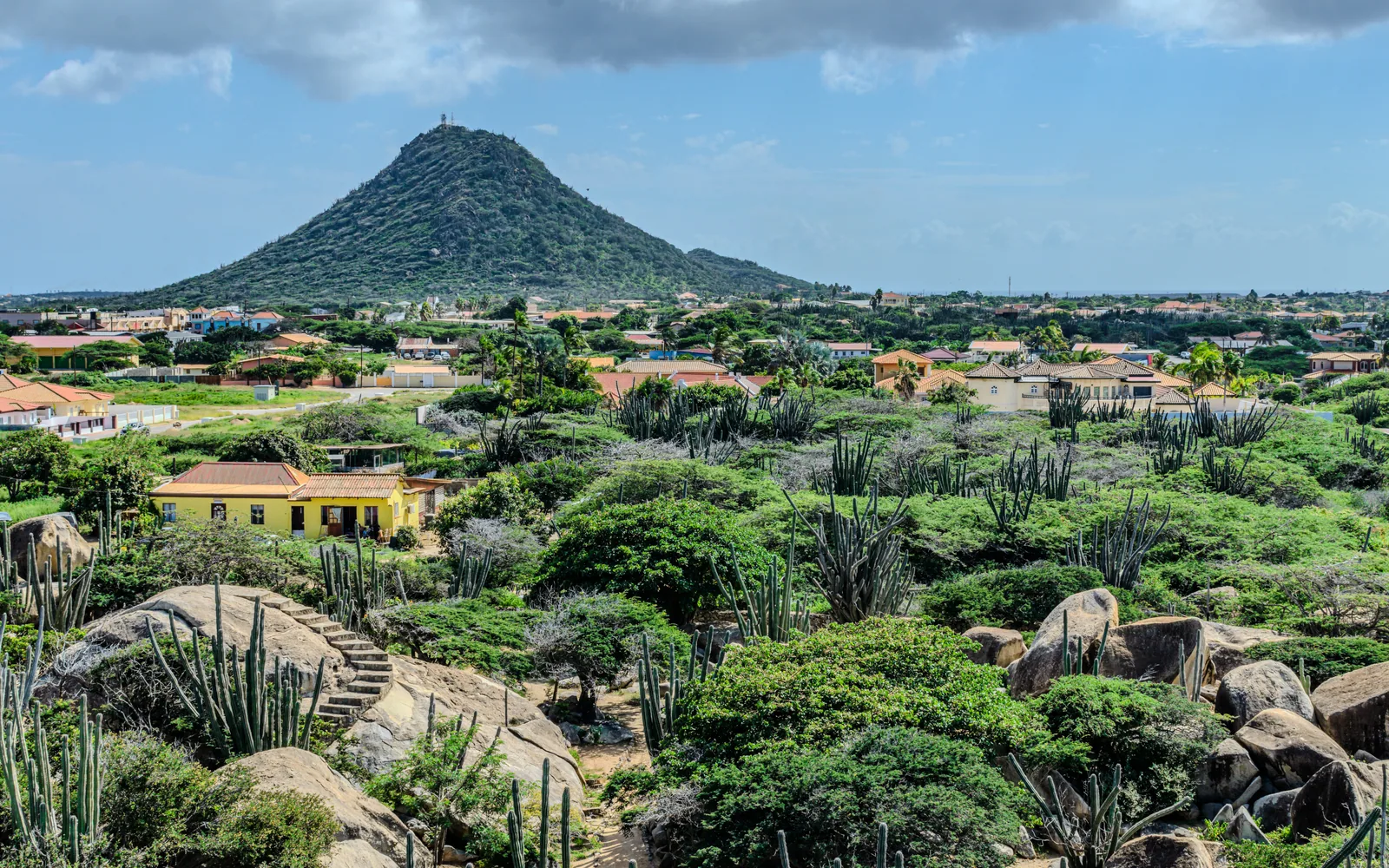 Vista del Hooiberg sobre el paisaje de Aruba