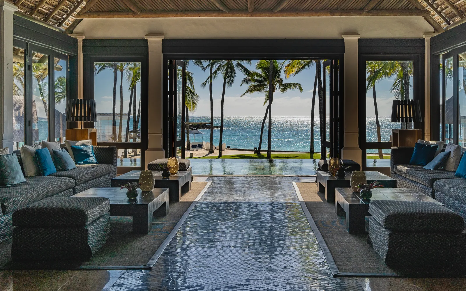 Salón abierto de un hotel con vista al mar