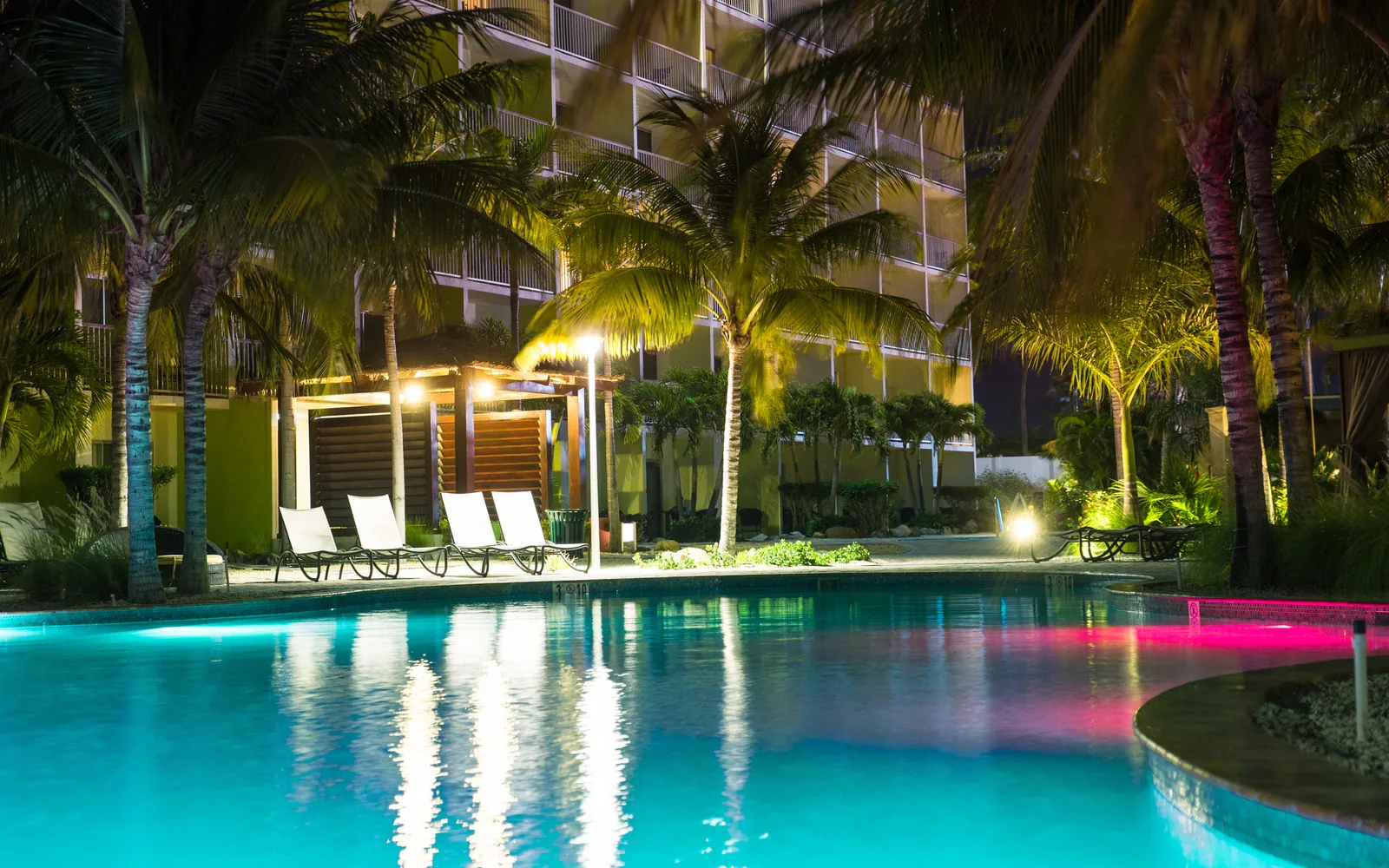 Piscina de hotel iluminada por la noche en Aruba