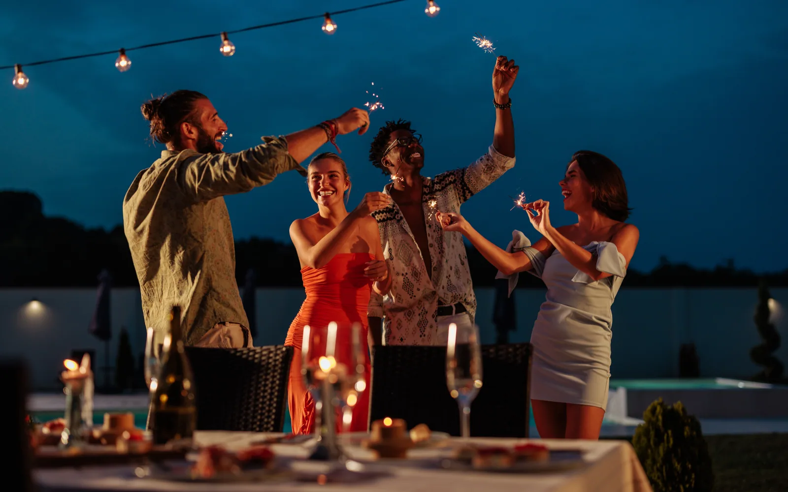 Amigos celebrando juntos durante una noche tropical