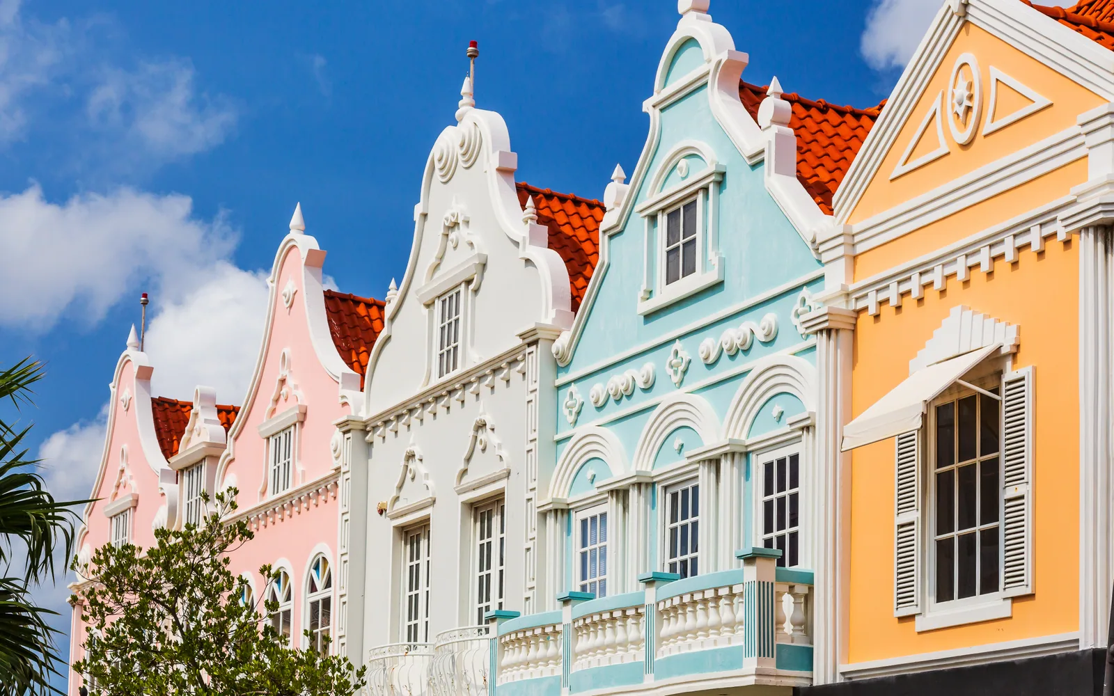 Fachadas históricas de colores en Oranjestad, Aruba