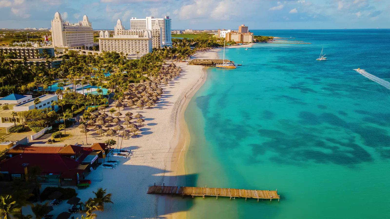 Vista aérea de los hoteles y la playa de Palm Beach en Aruba