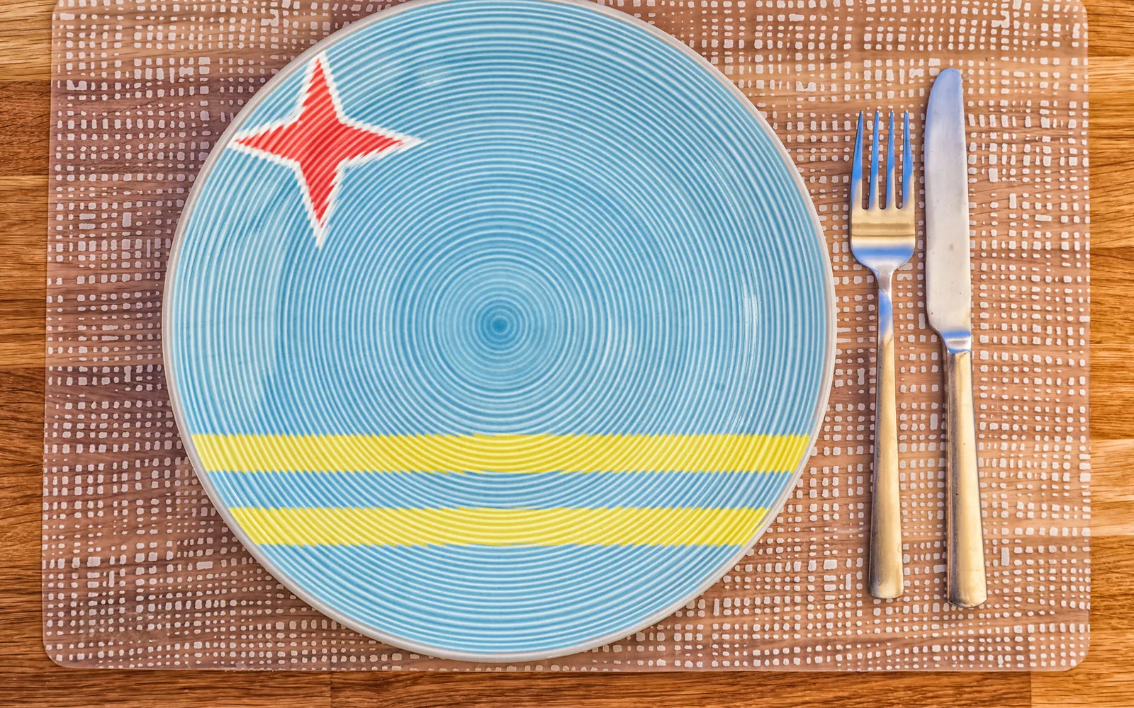Mesa preparada con plato inspirado en la bandera de Aruba