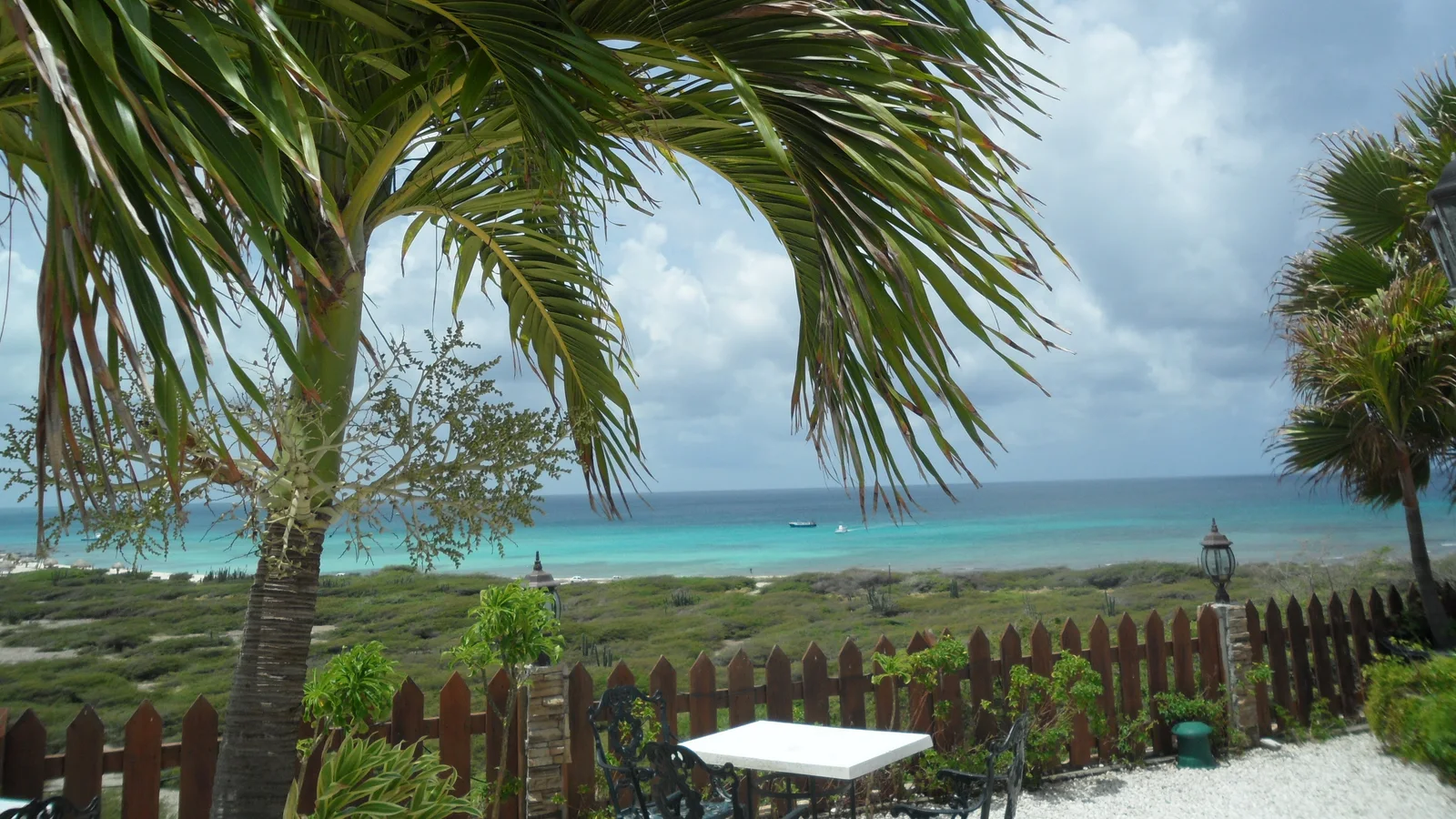 Terraza de restaurante con vista a la costa de Aruba