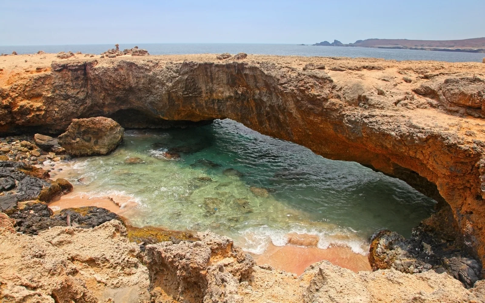 Puente natural y costa rocosa del norte de Aruba