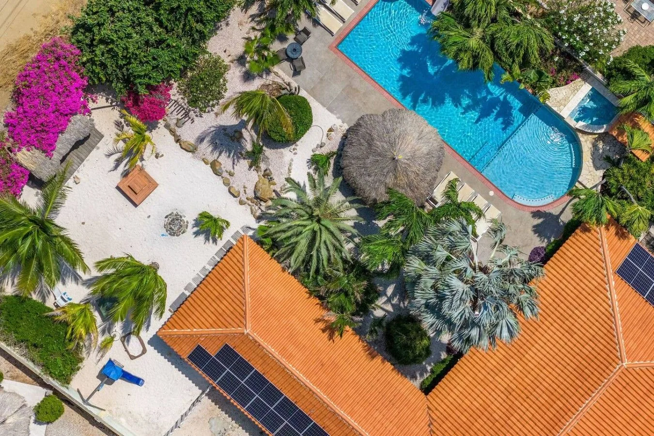 Vista aérea de la piscina y la villa