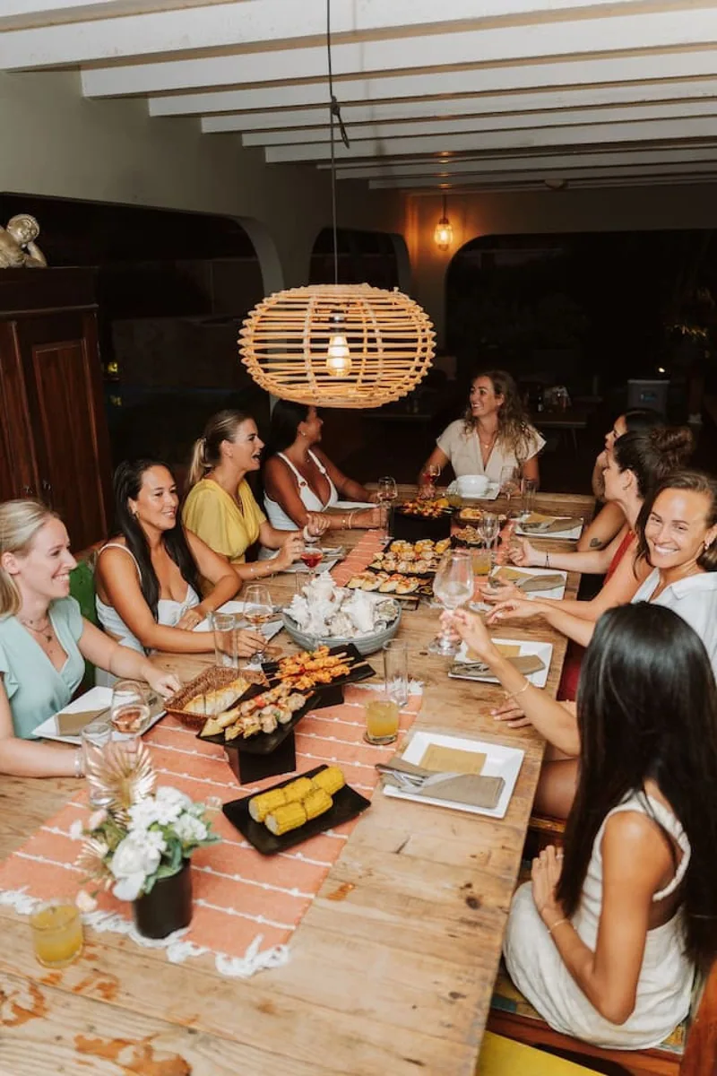Grupo compartiendo una cena en Villa Nirvana