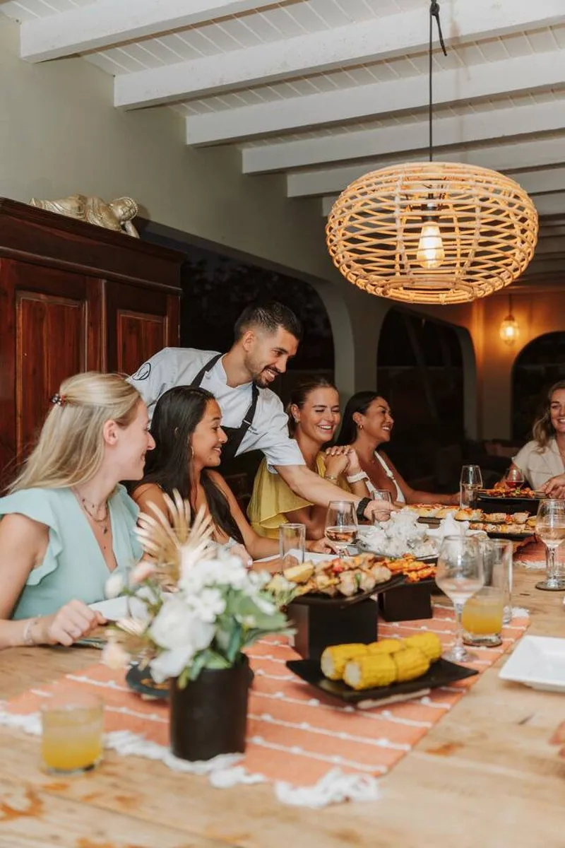 Cena tropical entre amigos en Villa Nirvana