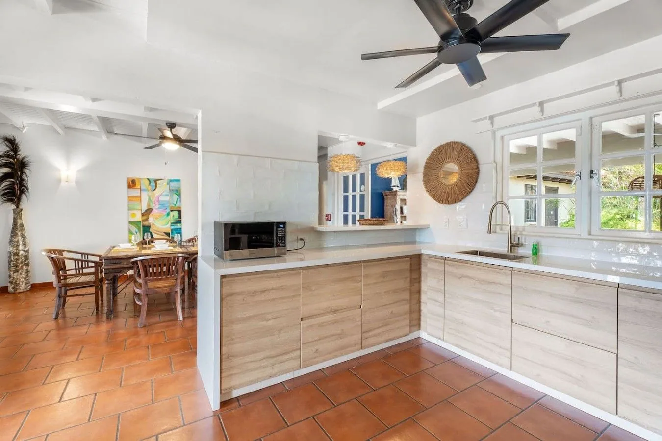 Cocina abierta junto al comedor de Villa Nirvana