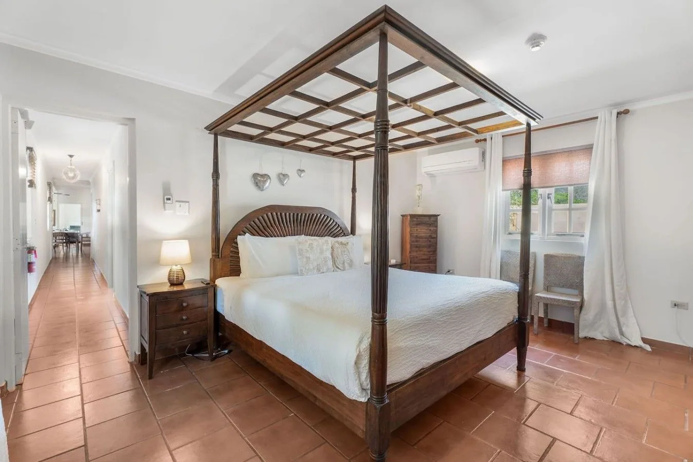 Dormitorio con cama con dosel en Villa Nirvana