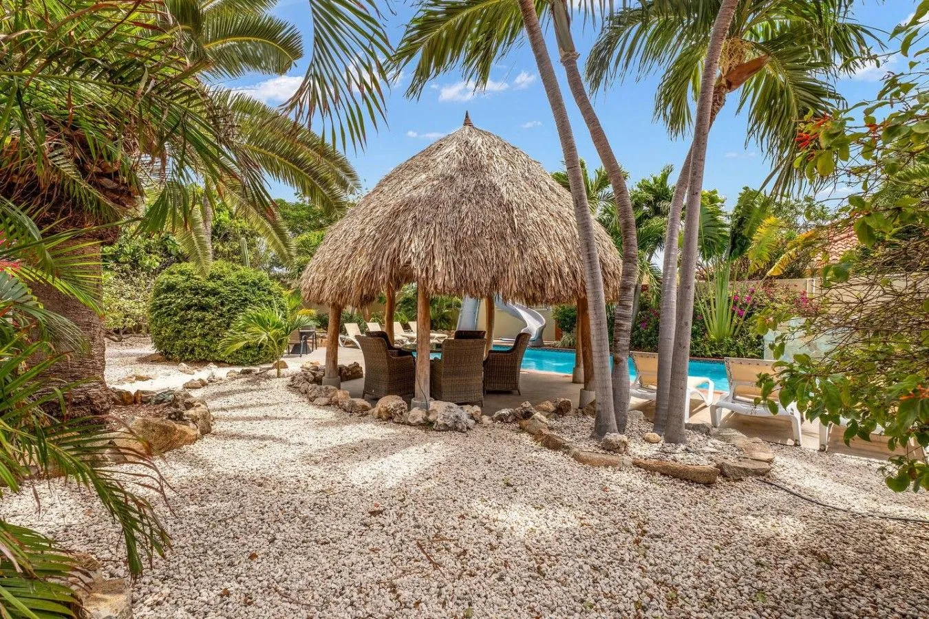 Jardín tropical y palapa de Villa Nirvana
