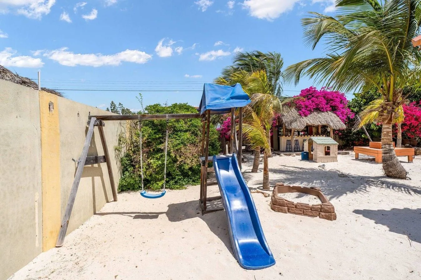Tobogán y zona de juegos en el jardín de Villa Nirvana