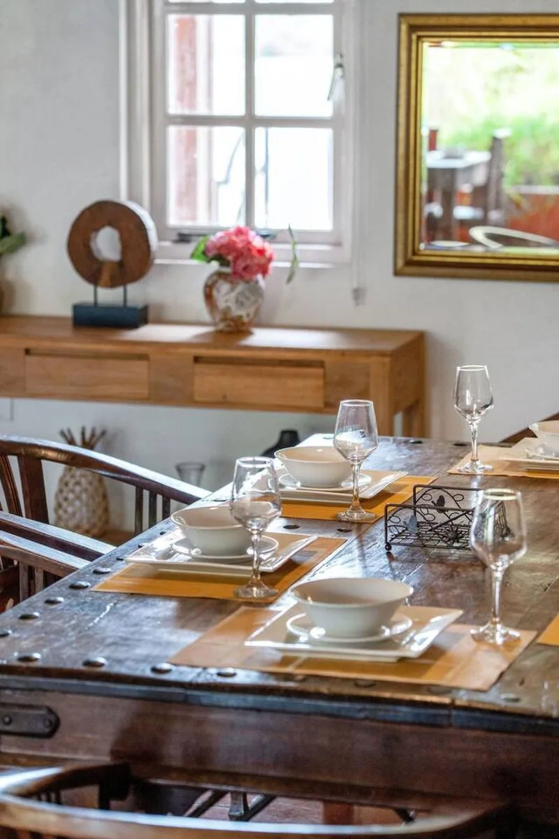 Mesa preparada para comer juntos en Villa Nirvana