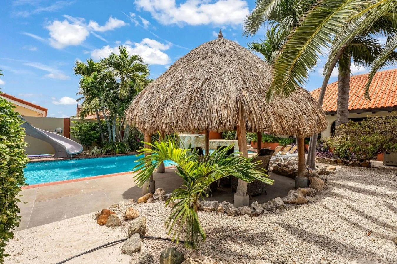 Palapa entre el jardín y la piscina de Villa Nirvana