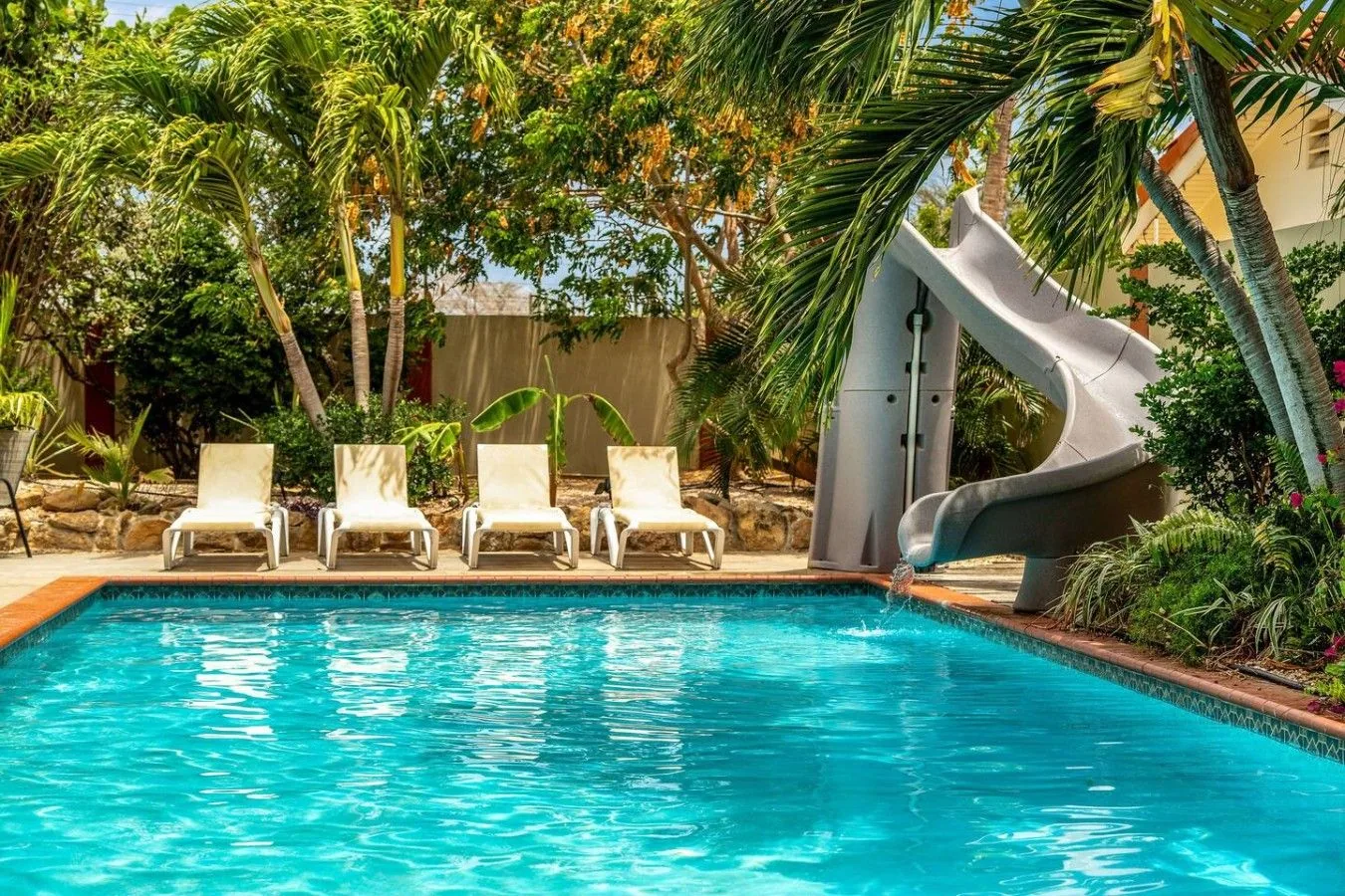Piscina y tobogán para unas vacaciones familiares
