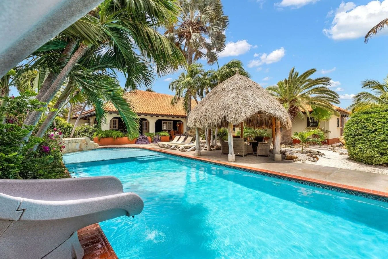 Piscina privada con tobogán de Villa Nirvana