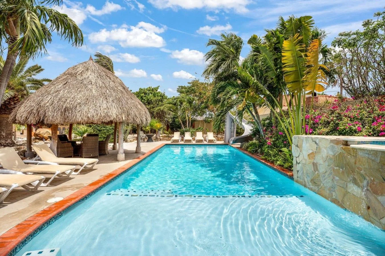 Piscina privada y palapa de Villa Nirvana en Aruba