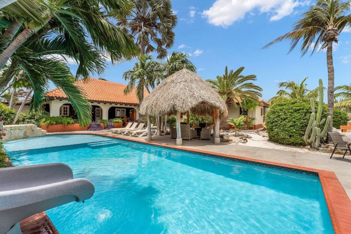 Piscina y palapa de Villa Nirvana vistas desde el agua