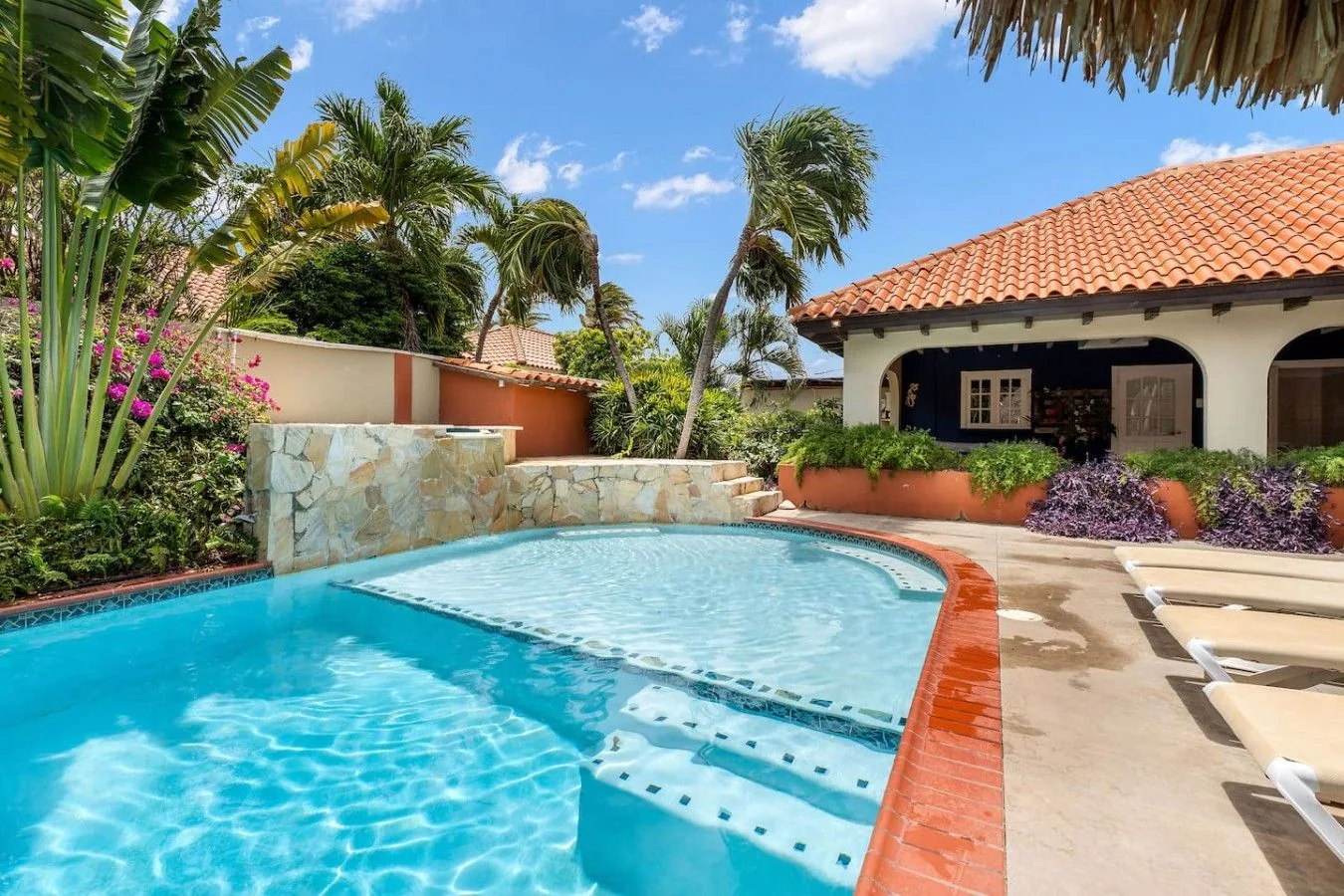 Piscina de Villa Nirvana junto a la casa