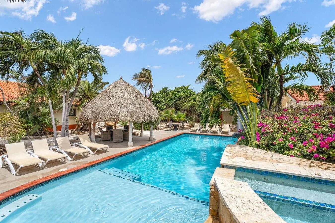 Piscina tropical y jacuzzi de Villa Nirvana