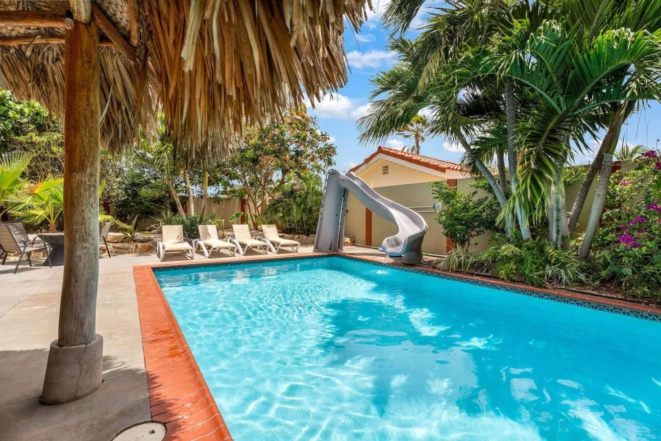 Piscina vista desde la palapa de Villa Nirvana