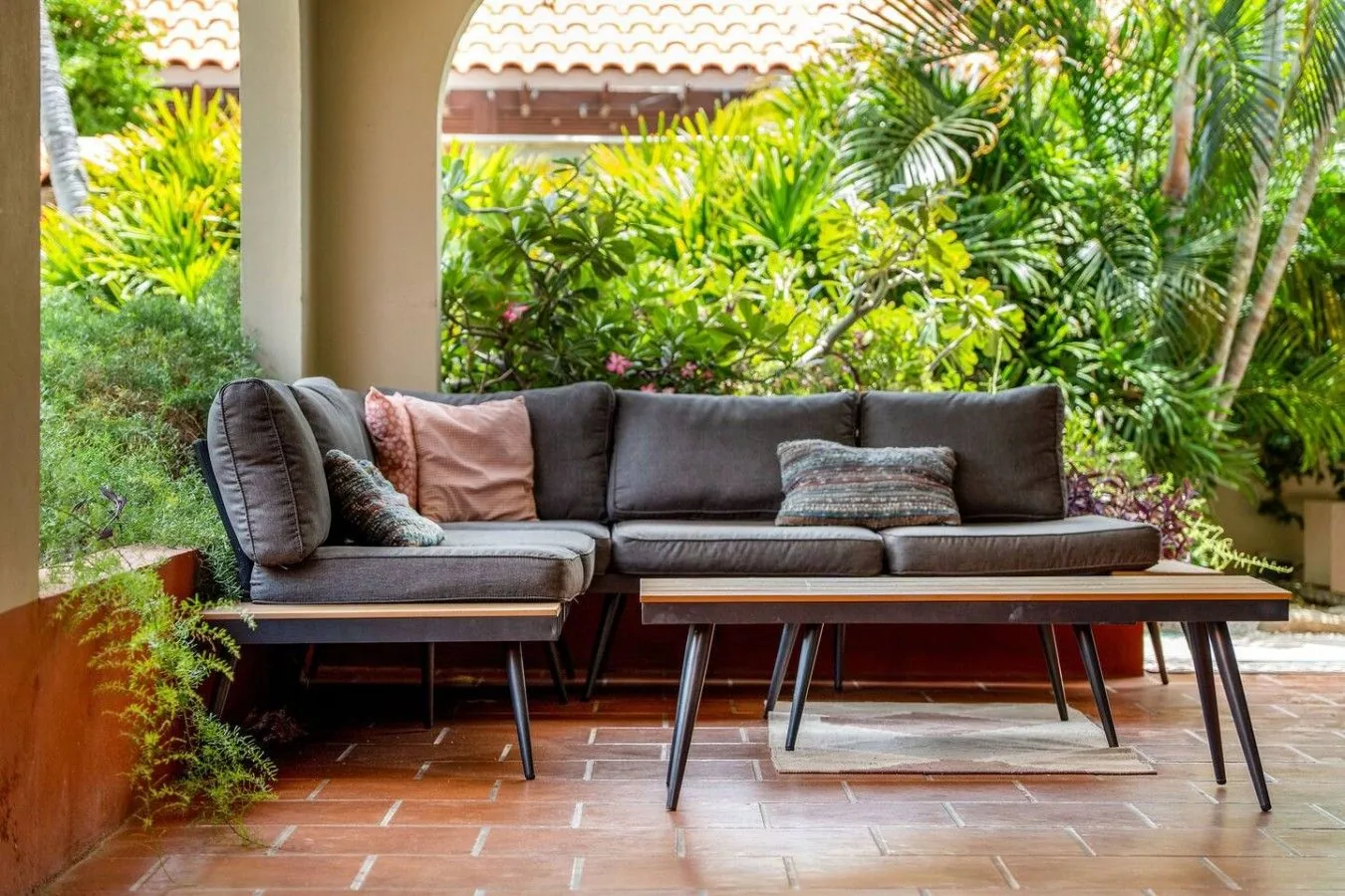 Sala exterior con vista al jardín de Villa Nirvana