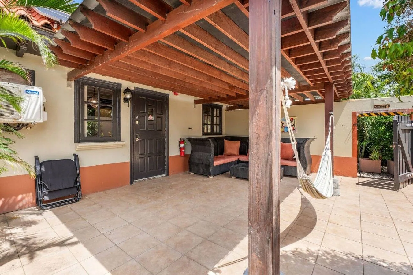Terraza cubierta con hamaca en Villa Nirvana