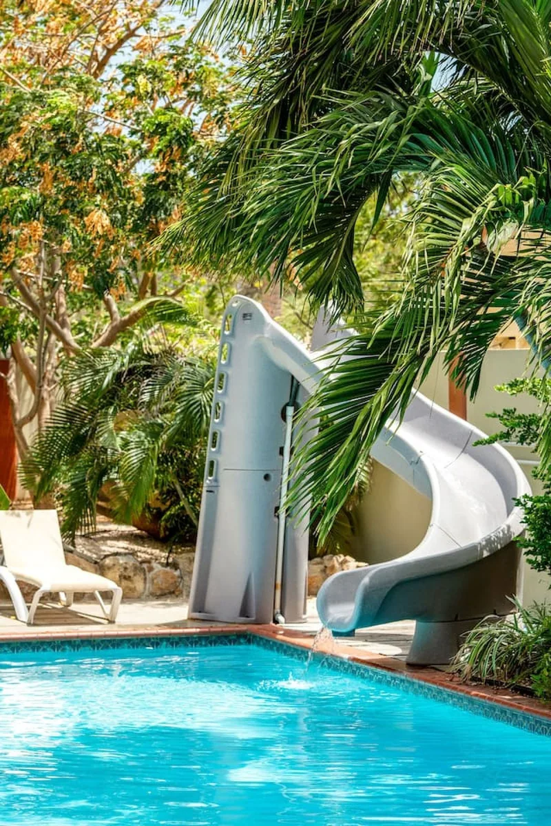 Tobogán junto a la piscina de Villa Nirvana
