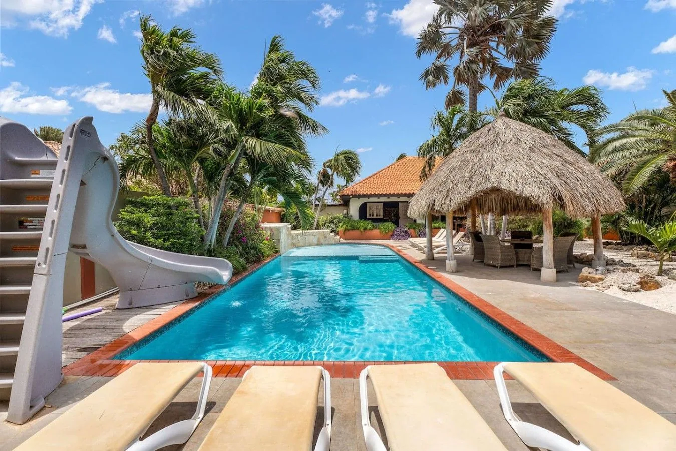 Tobogán junto a la piscina privada de Villa Nirvana