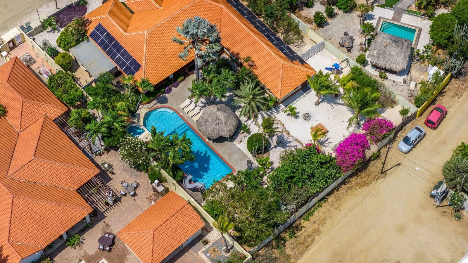 Vista aérea de Villa Nirvana y su jardín tropical